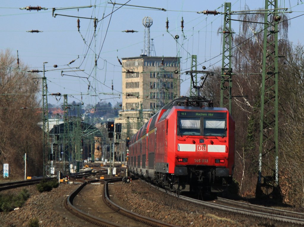 146 013 schiebt am 27.03.2013 RE1 auf der KBS 480 ber das Burtscheider Viadukt in den Aachener Hbf. Im Hintergrund der Hbf und das 1930 erbaute Hochhaus am Bahnhofsplatz mit seiner Wettersule. 