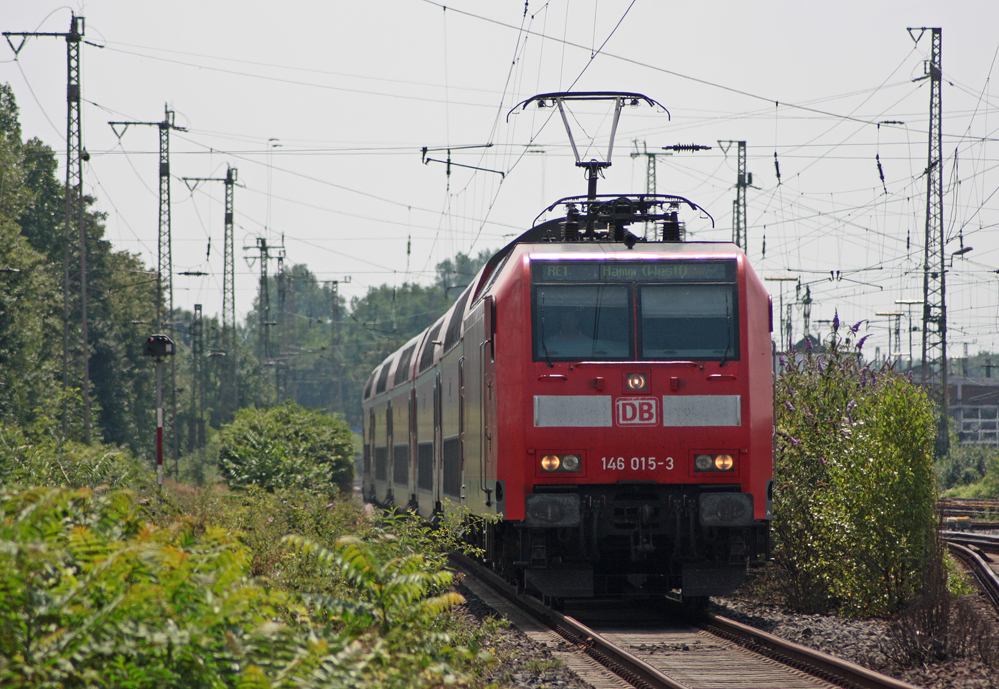 146 015-3 mit der RE1 aus Aachen nach Hamm bei der Einfahrt in Duisburg Hbf, 11.7.10