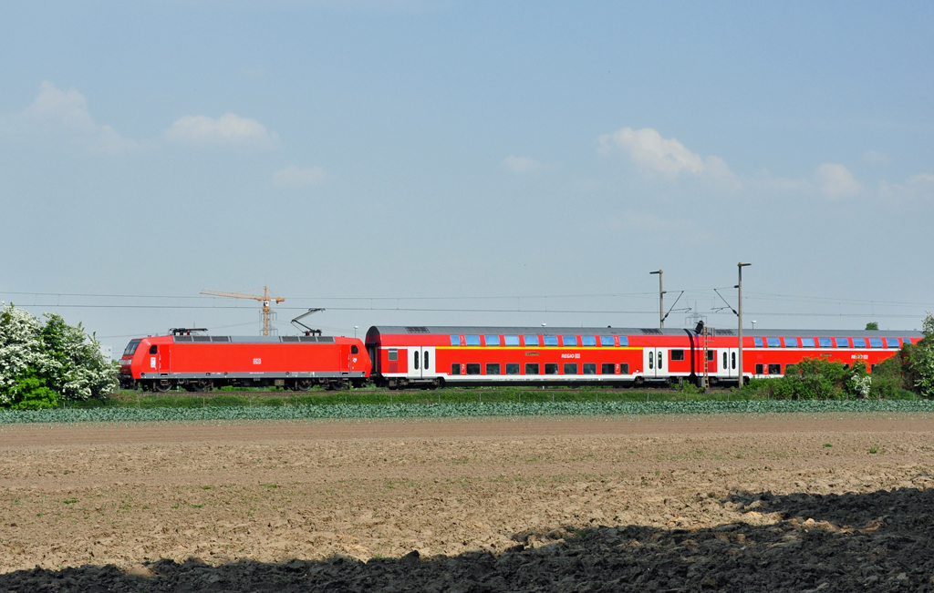 146 015-3 RE5 mit Dostos nach Emmerich, kurz vor dem Bf Brhl - 23.04.2011