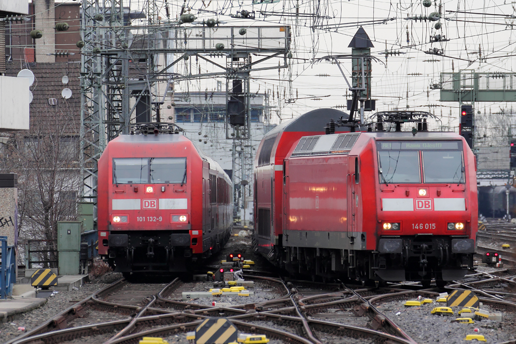 146 015 mit RE 1 nach Hamm bei der Einfahrt in den Klner HBf. 16.3.2013