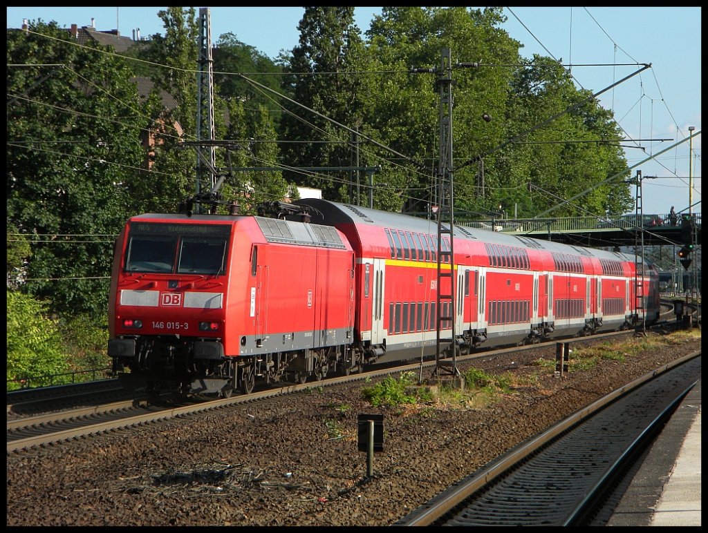 146 015 schiebt ihren RE5 weiter Richtung Koblenz, hier in Dsseldorf Zoo
