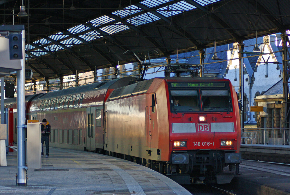 146 016-1 mit dem RE10131 nach Hamm bei der Bereitstellung in Aachen Hbf, 16.1.11