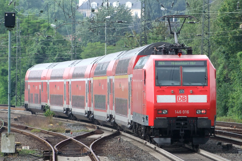 146 016 als Schublok hinter RE 6 nach Dsseldorf bei der Ausfahrt aus Bielefeld 14.6.2011