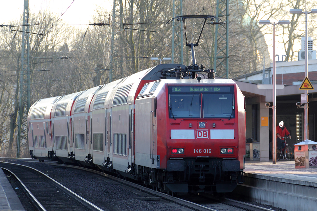 146 016 hinter RE 2 nach Dsseldorf bei der Ausfahrt aus Recklinghausen 5.3.2013
