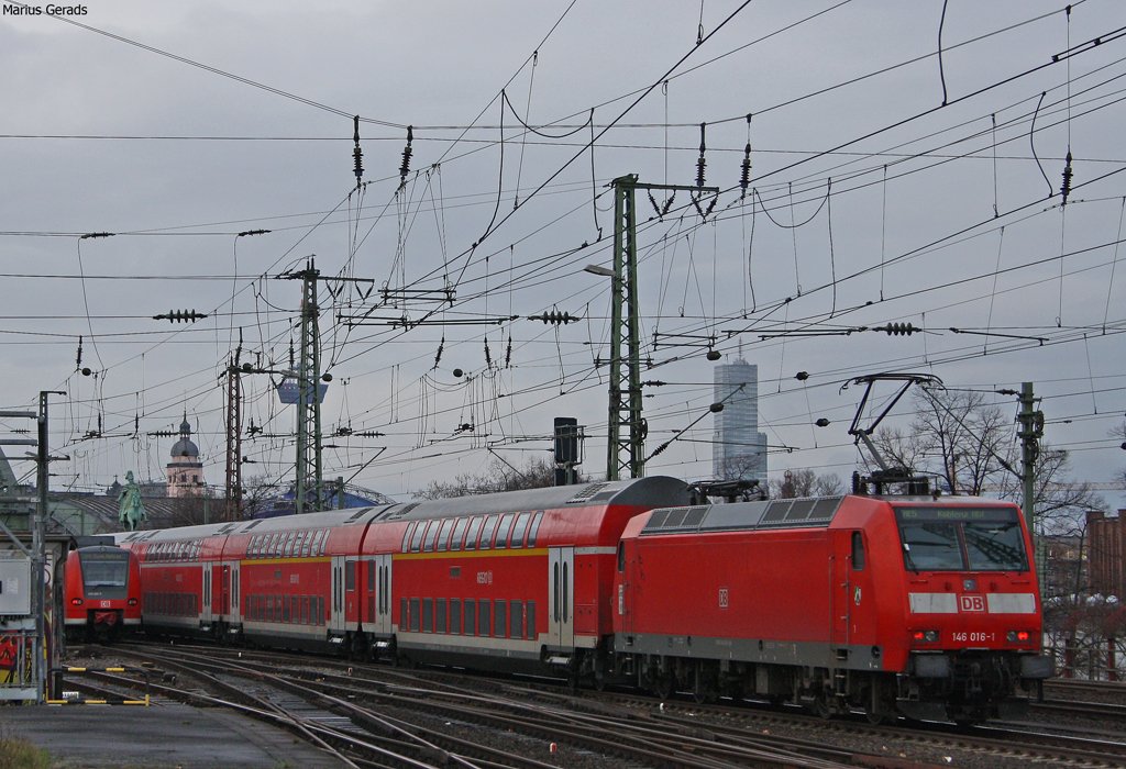 146 016 mit dem RE11013 nach Koblenz bei der Ausfahrt aus K�ln Messe/Deutz 27.12.09