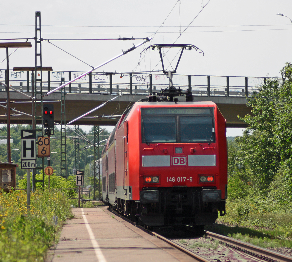 146 017-9 schiebt die RE1 (10118) aus Hamm nach Aachen aus dem Bahnhof Stolberg (Rheinl.) Hbf, 13.6.10