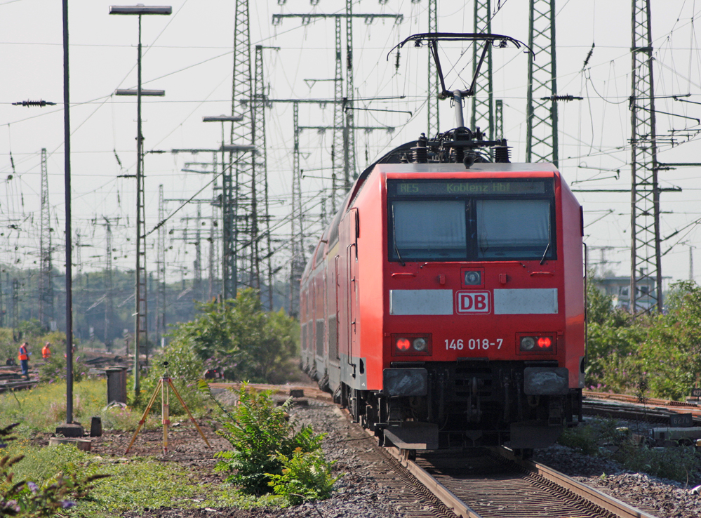 146 018-7 mit der RE5 aus Emmerich nach Koblenz bei der Ausfahrt in Duisburg Hbf, 12.8.10