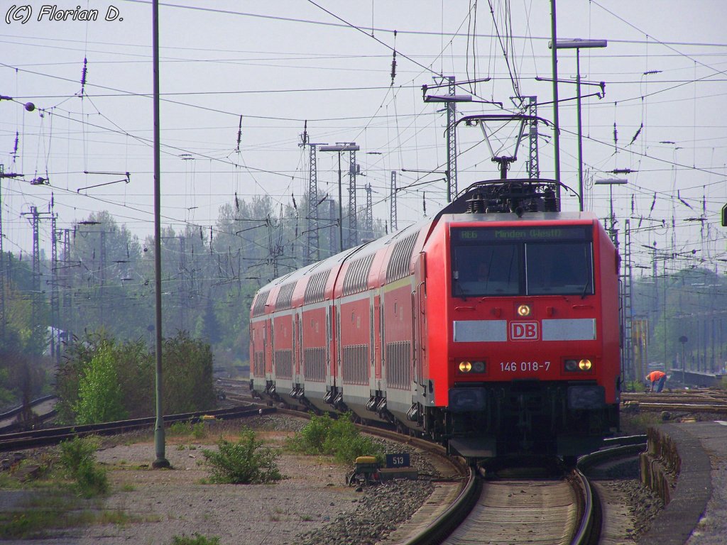 146 018-7 mit RE6  Westfalen-Express  (4315) am Hacken, bei der Einfahrt in Duisburg Hbf. 27.04.2010