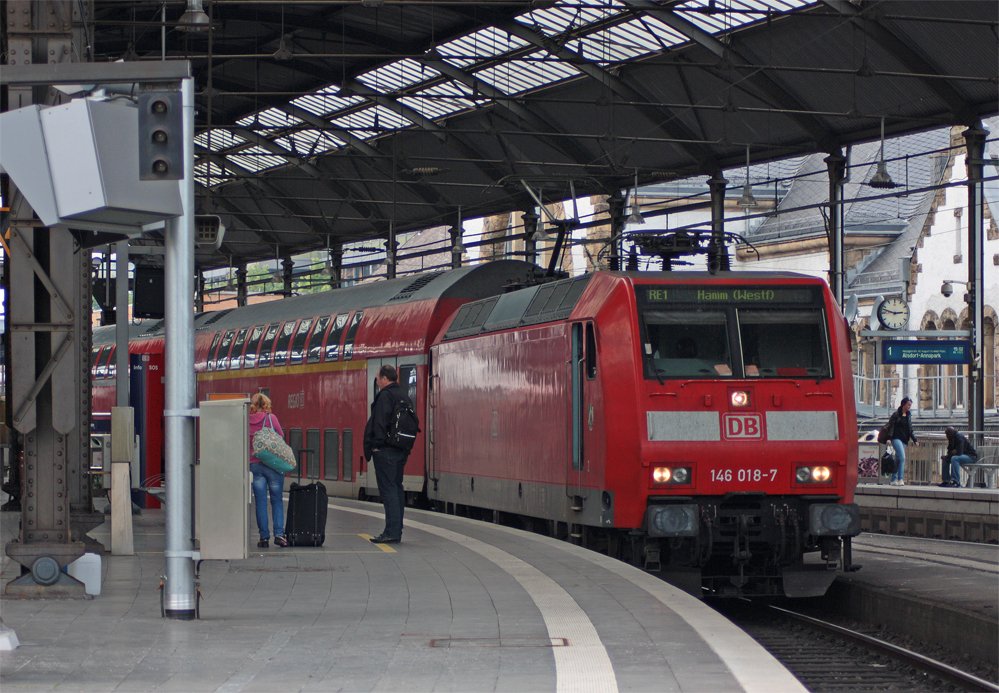 146 018-7 steht mit der RE1 (10127) nach Hamm (Westf.) im Aachener Hbf bereit, 1.6.10