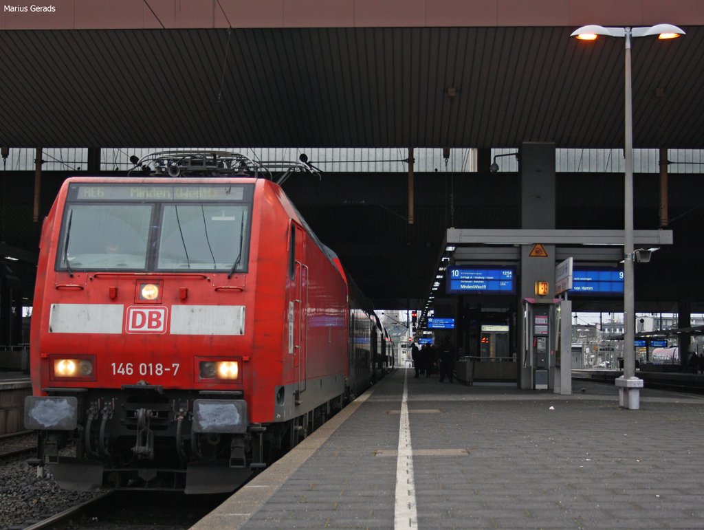146 018 mit dem RE4323 nach Minden bei der Bereitstellung in D�sseldorf Hbf 28.12.09