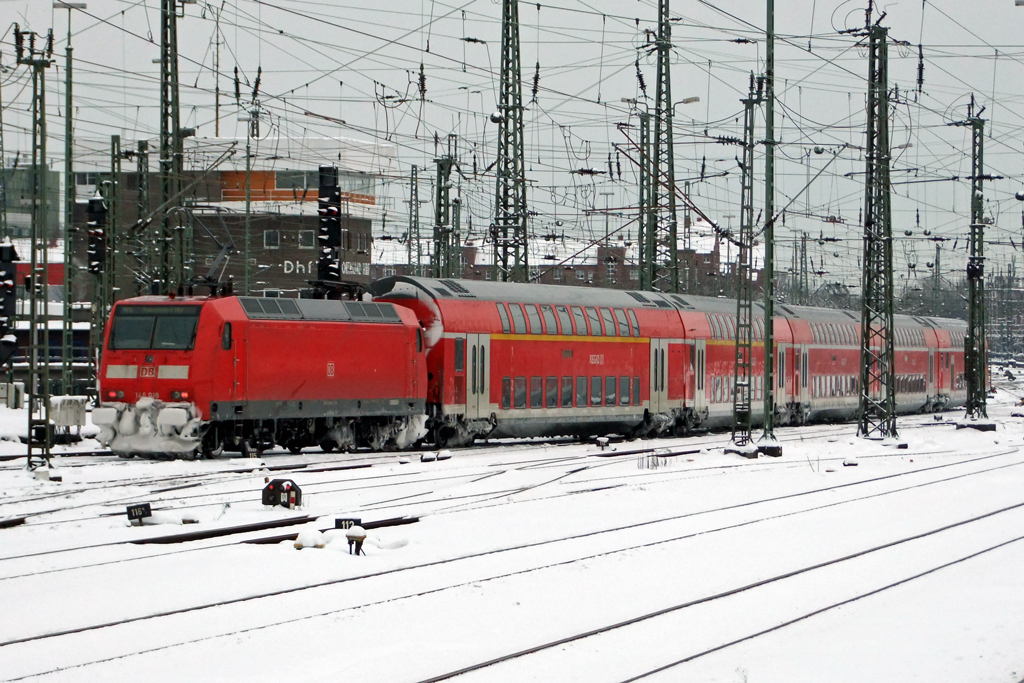 146 018 mit RE bei der Ausfahrt in Dortmund 19.12.2010