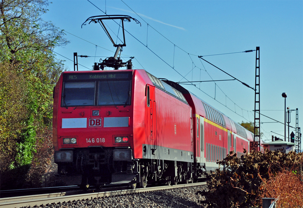 146 018 schiebt RE5 nach Koblenz durch Bonn - 31.10.2012