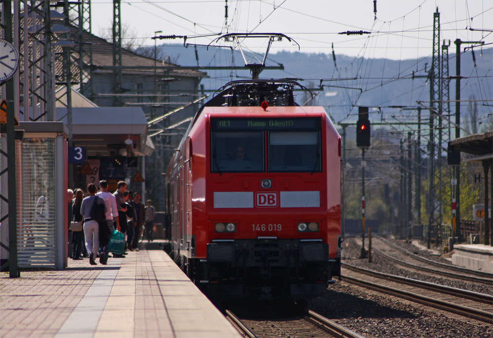 146 019 mit dem RE10127 nach Hamm (Westf.) bei der Einfahrt in D�ren, 2.4.11