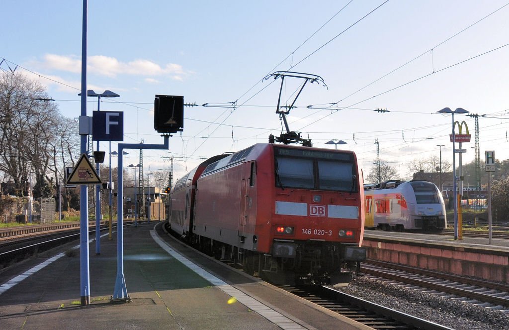 146 020-3 Schiebelok fr RE5, kurz nach Ausfahrt Bahnhof Remagen Richtung Koblenz - 04.12.2009