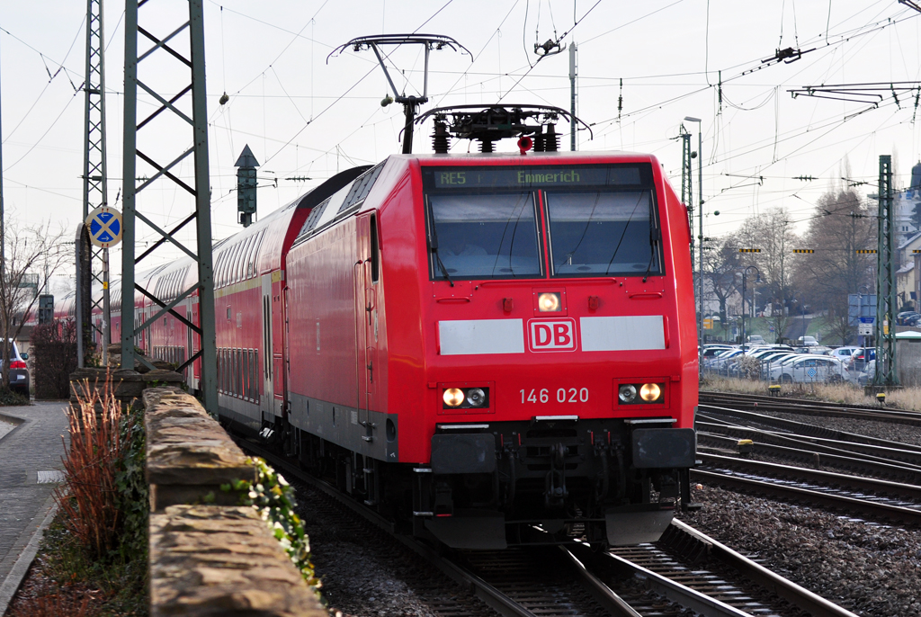 146 020 RE5 nach Emmerich bei der Abfahrt vom Bf Remagen - 17.01.2012