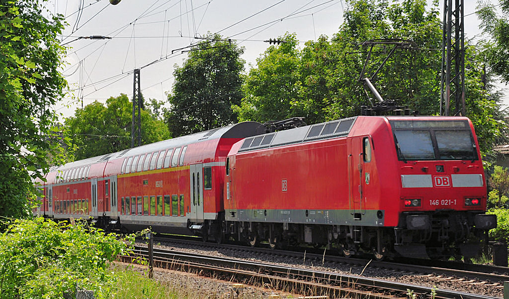 146 021-1 als Schiebelok mit Doppelstockwagen kurz vor Bf Roisdorf (Bornheim) von Kln kommend, weiter nach Bonn - 25.06.2010