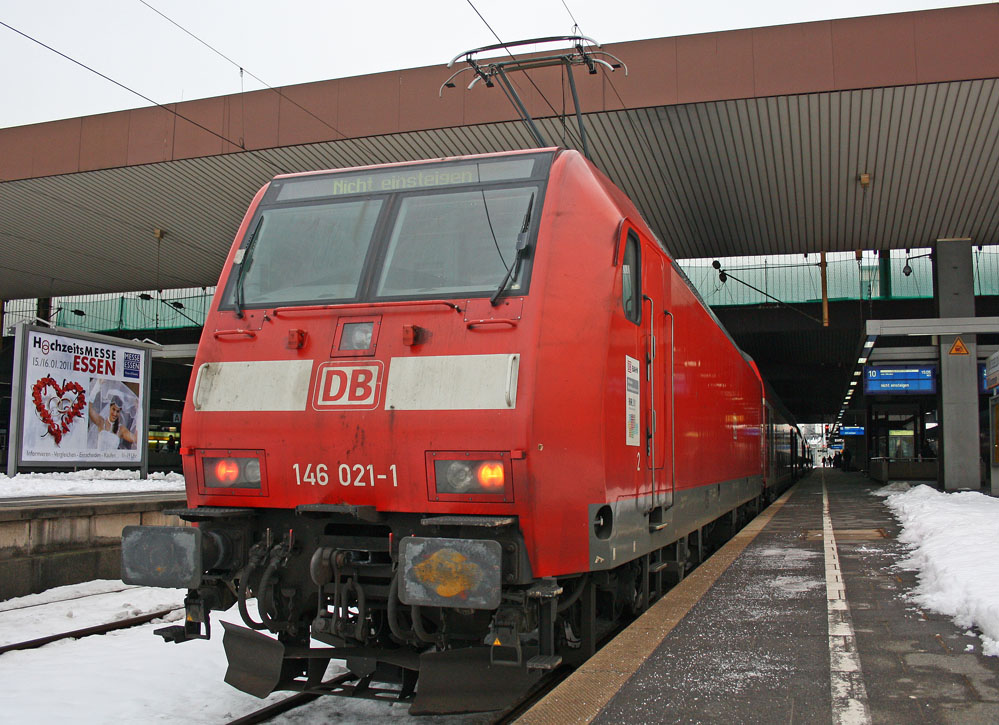 146 021-1 steht mit dem RE6 von Minden bei der Ankunft in Dsseldorf Hbf, 28.12.10