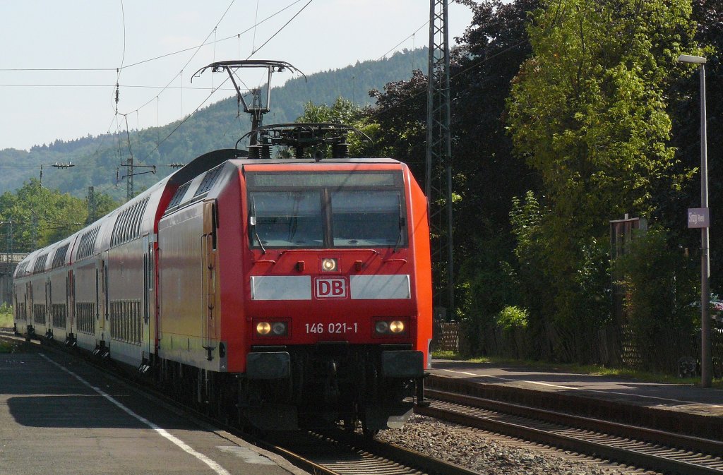 146 021 fhrt am Nachmittag des 1.8.2011 mit ihrem RE5 von Koblenz nach Emmerich in Sinzig am Rhein ein.