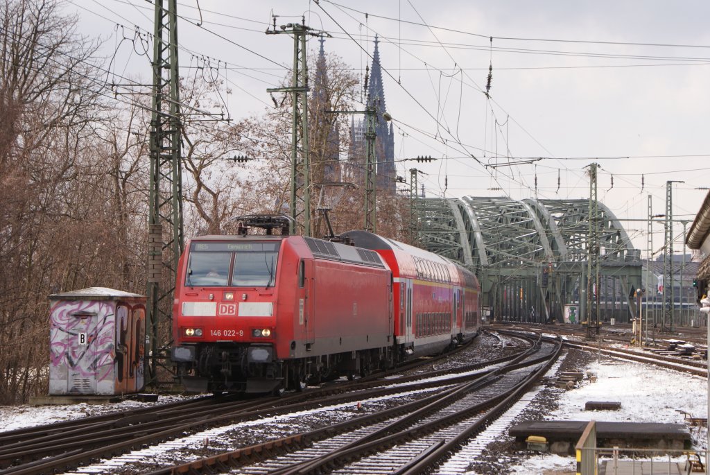 146 022-9 mit dem RE 5 nach Emmerich.Hier in Kln Messe Deutz am 06.03.2010 um 12:32 Gru an den Tf !