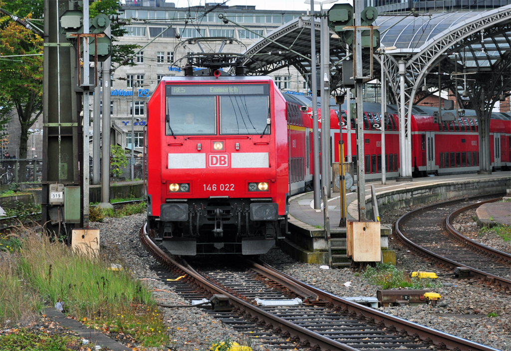 146 022 RE5 nach Emmerich bei der Ausfahrt aus dem Hbf Kln - 18.10.2012