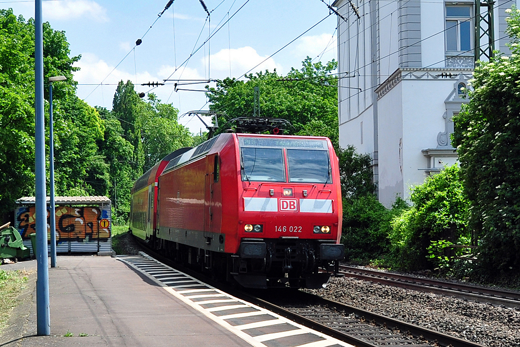 146 022 Regio mit Dostos bei der Einfahrt in den Hbf Bonn - 02.06.2012