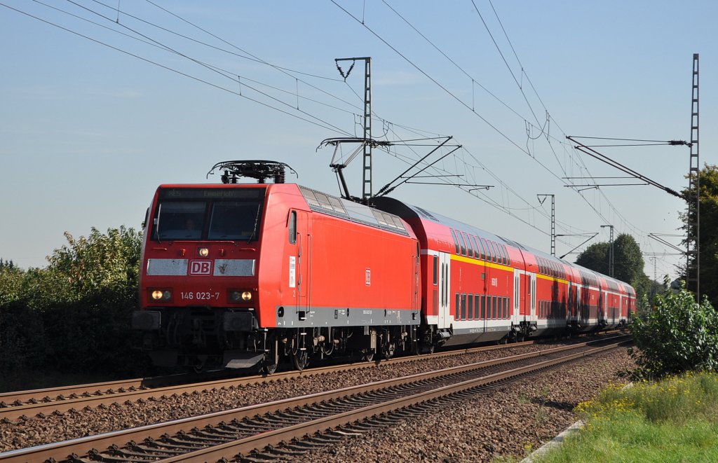 146 023 am 22.09.2010 bei Voerde mit dem RE5 nach Emmerich