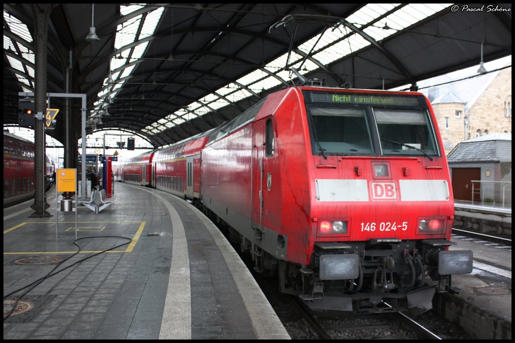 146 024-5 als RE1 kurz nach ihrer Ankunft in Aachen, der dort seinen Endpunkt hat.
Aufgenommen am 29.01.10 um 12:07