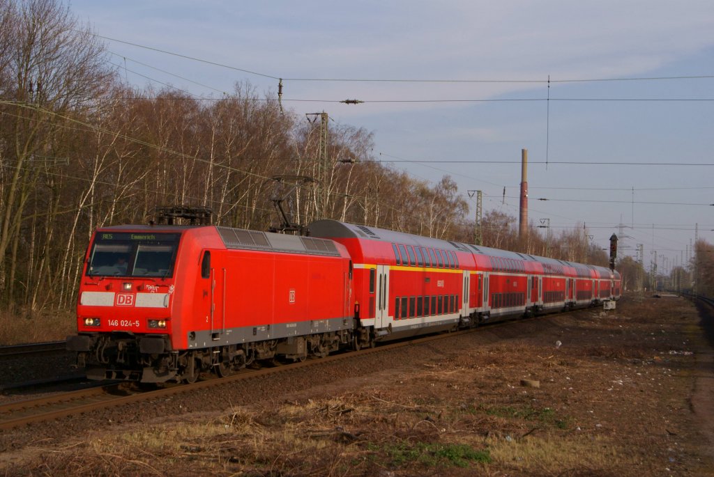 146 024-5 mit dem RE 5 nach Emmerich in Dinslaken bei der Einfahrt am 26.03.2012