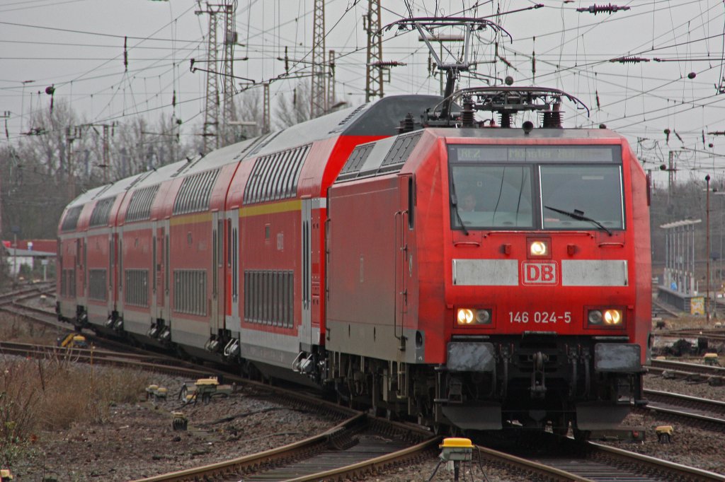 146 024 am 12.12.10 mit dem RE 2 bei der Einfahrt in Duisburg bf