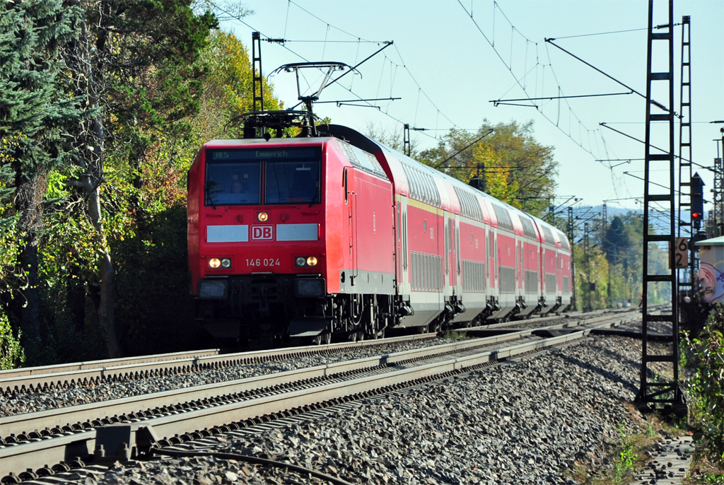 146 024 RE 5 mit Dostos nach Emmerich durch Bonn - 31.10.2012