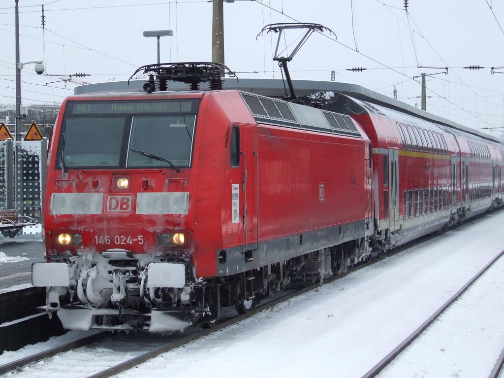 146 024 steht am 03.01.2010 mit  Schneepuffern  auf dem RE1 im Bochumer Hbf zur Weiterfahrt Richtung Hamm (Westf.)