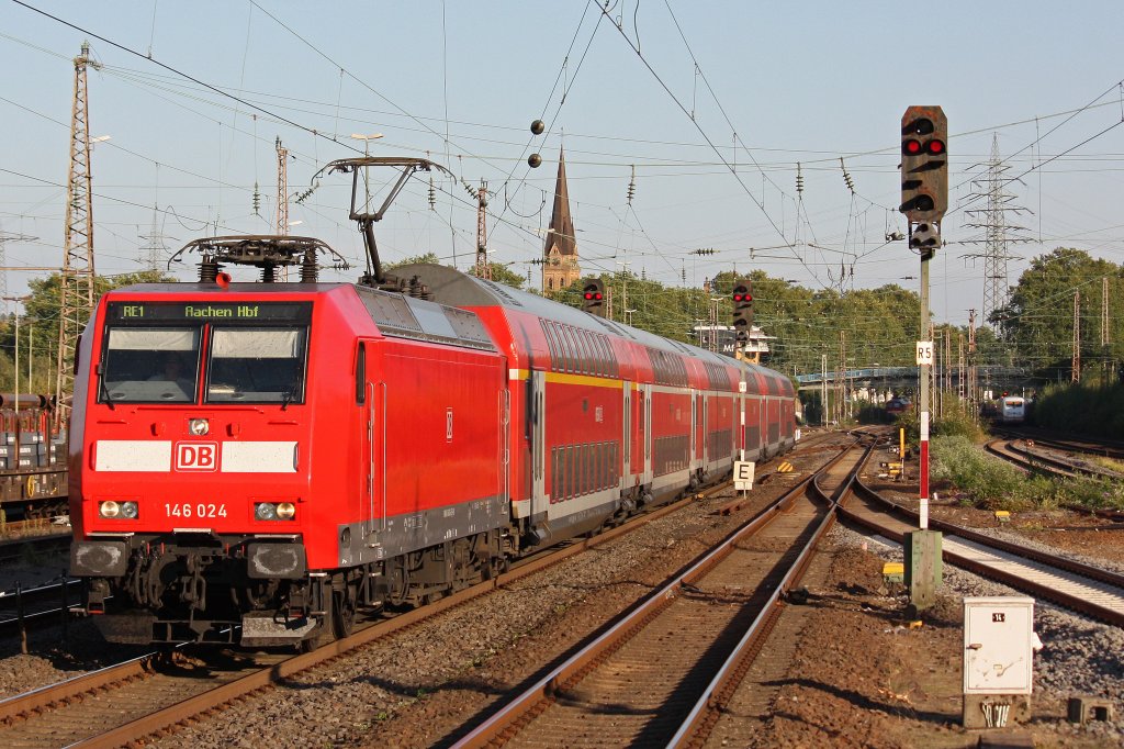 146 024 zog am 9.9.12 einen gedrehten RE 1 nach Aachen durch Mlheim-Styrum.