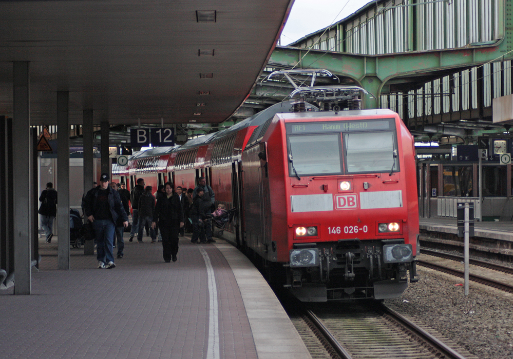 146 026-0 mit dem RE10111 nach Hamm in Duisburg Hbf 4.4.10