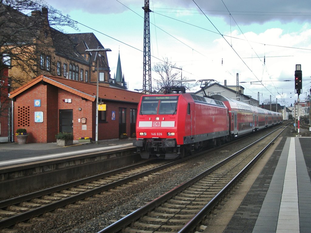 146 026 bei der Bereitstellung des RE 10136 nach Aachen Hbf in Paderborn am 31.Mrz 2012.