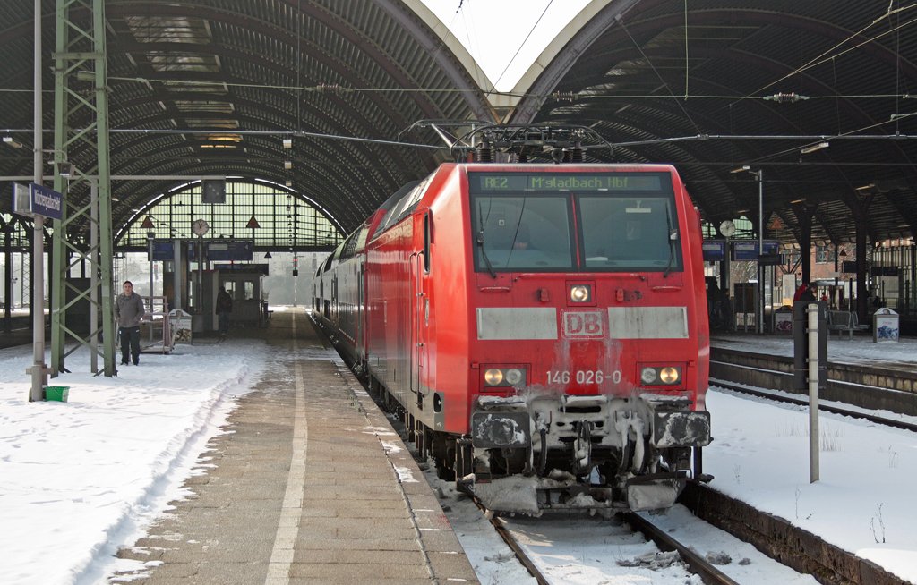 146 026 mit dem RE10219 nach M�nster gerade aus der Vorleistung in M�nchengladbach Hbf angekommen 15.2.2010