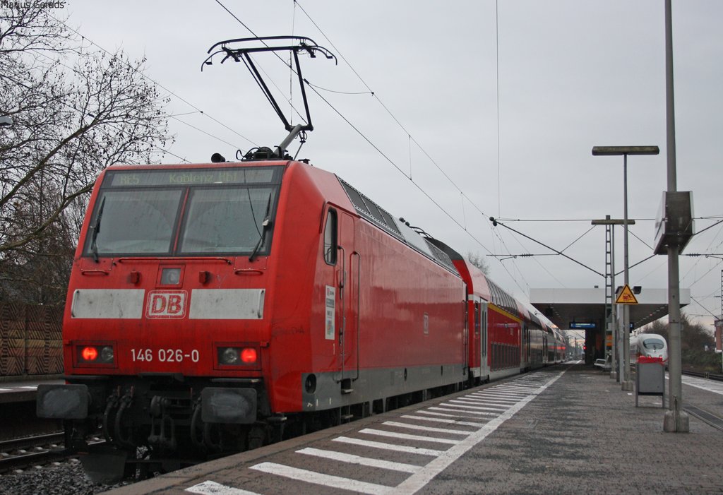 146 026 mit dem RE11017 nach Koblenz im Bahnhof Leverkusen-Mitte 27.12.09
