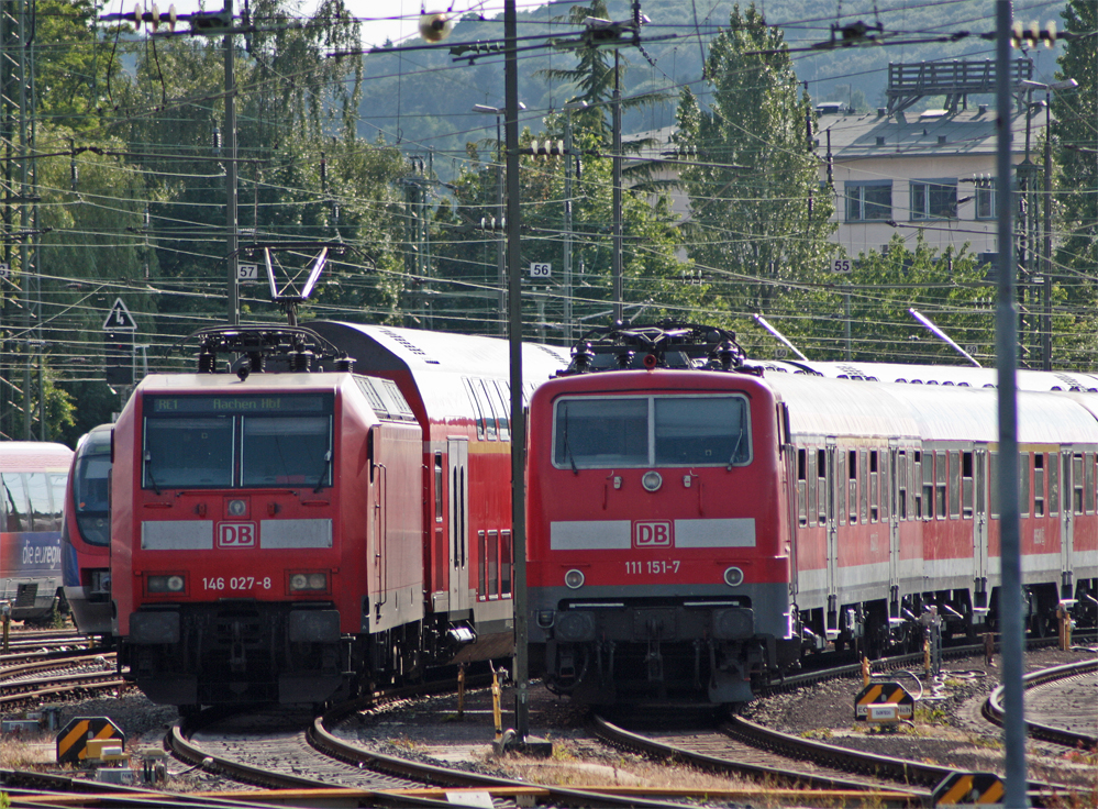 146 027-8 und 111 151-7 stehen beide am Aachener Bw zur Ruhe abgestellt, 11.6.10