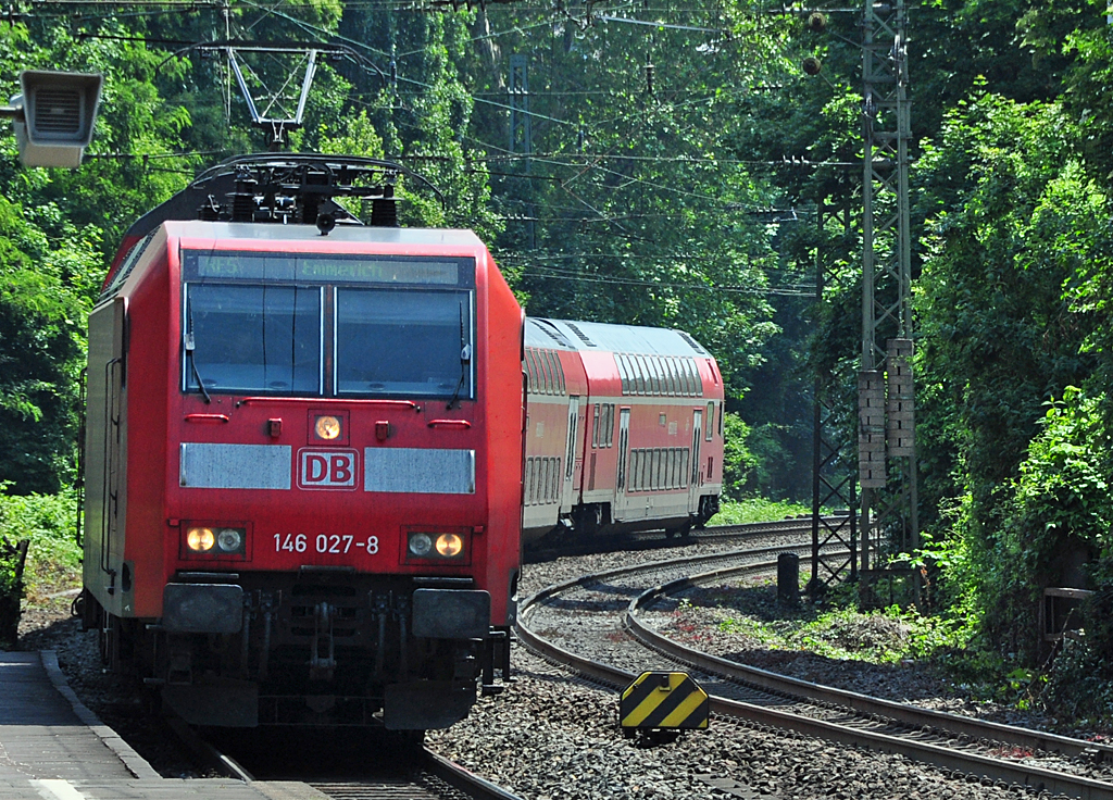 146 027-8 mit Doppelstockwagen (RE 5 nach Emmerich) bei der Einfahrt in den Hbf Bonn - 23.06.2010