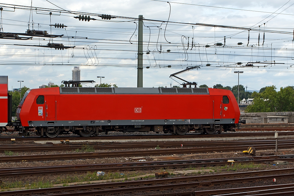 146 028-6 der DB schiebt RE 1 (NRW-Express), von Paderborn kommend, am 07.08.2011 in den Hauptbahnhof Kln.