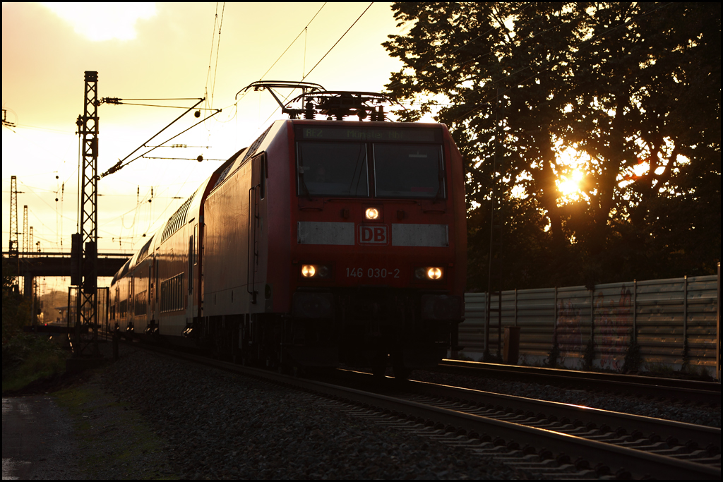 146 030 (9180 6146 030-4 D-DB) verlsst am Abend des 24.10.2010 mit einem RE2  Rhein-HAARD-Express  den Bahnhof Haltern am See.