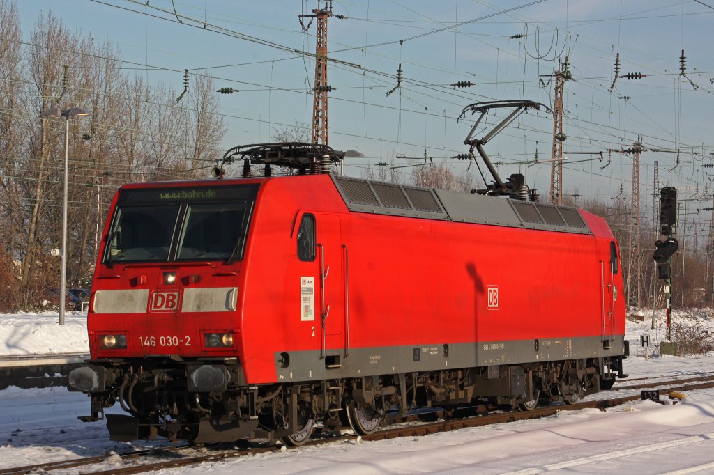 146 030 am 30.12.10 als Lz bei der Durchfahrt durch Essen Hbf