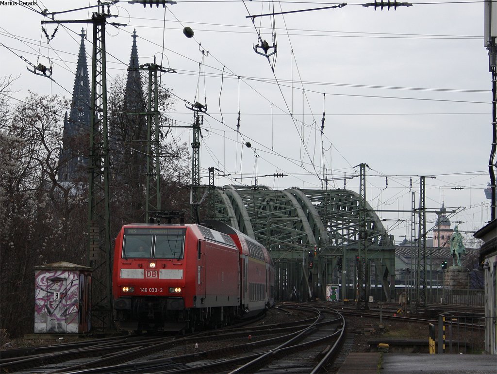 146 030 mit dem RE11014 nach Emmerich bei der Einfahrt in K�ln Messe/Deutz 27.12.09