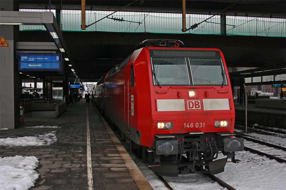 146 031 mit dem RE2 nach Mnster bei der Bereitstellung in Dsseldorf Hbf, 28.12.10