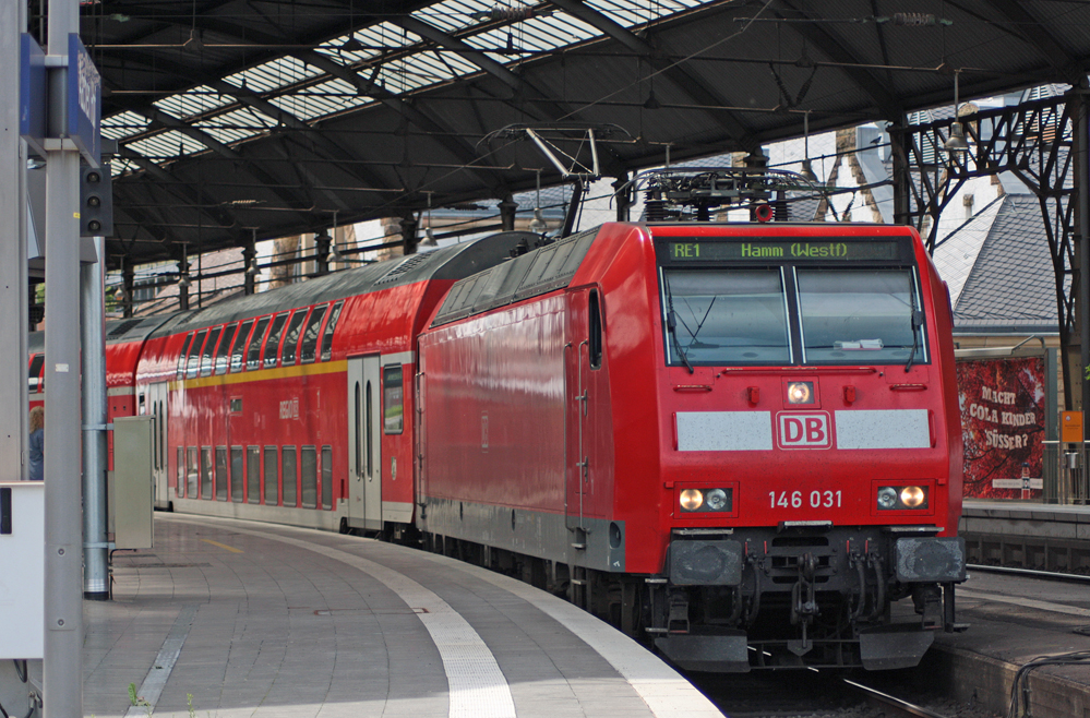 146 031 mit der RE1 (10129) nach Hamm steht eine gute halbe Stunde vor Abfahrt in Aachen Hbf bereit, 13.6.10