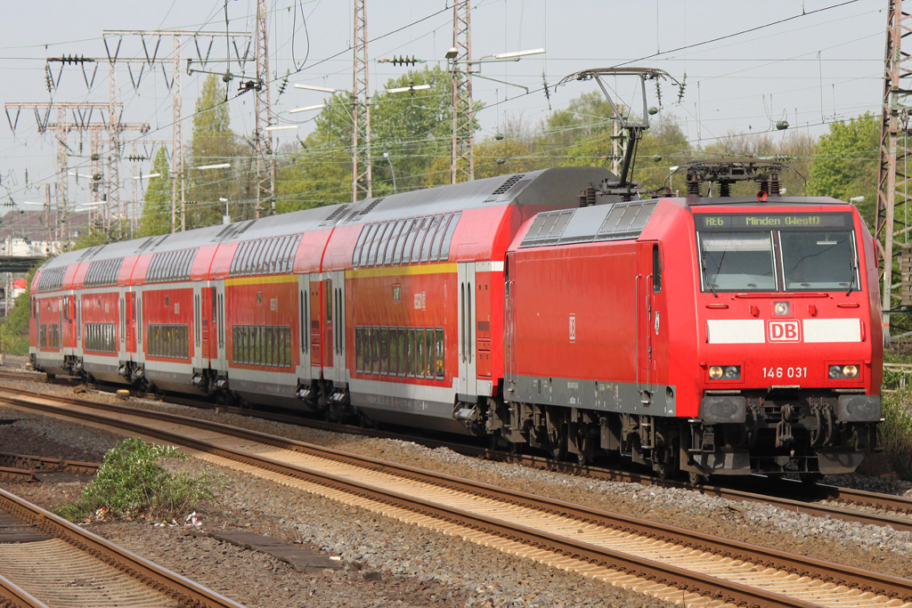 146 031 zieht am 28.4.12 den RE6 nach Minden.Hier in Essen Hbf.