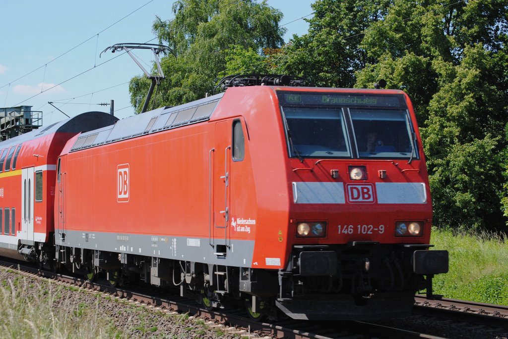 146 102-9 am 27.06.2010 kurz nach �berquerung des Mittellandkanals bei Peine mit RE nach Braunschweig