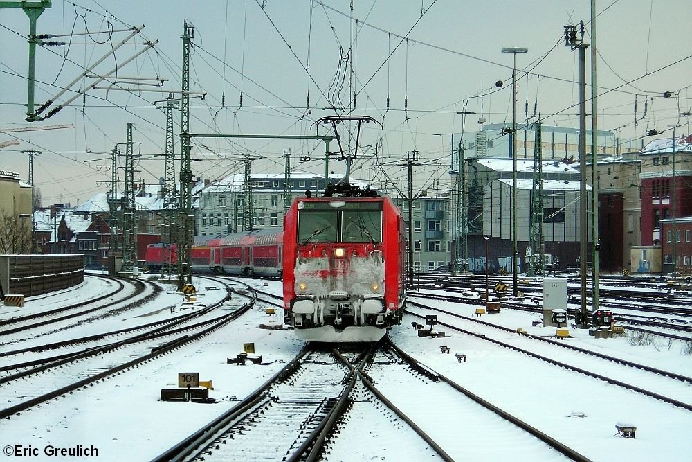 146 103+RE+146 102 hat es am 19.12.09 kalt erwischt als sie ihren RE nach Norddeich bereitstellt. (Bei der Einfahrt von Hannover HBF)