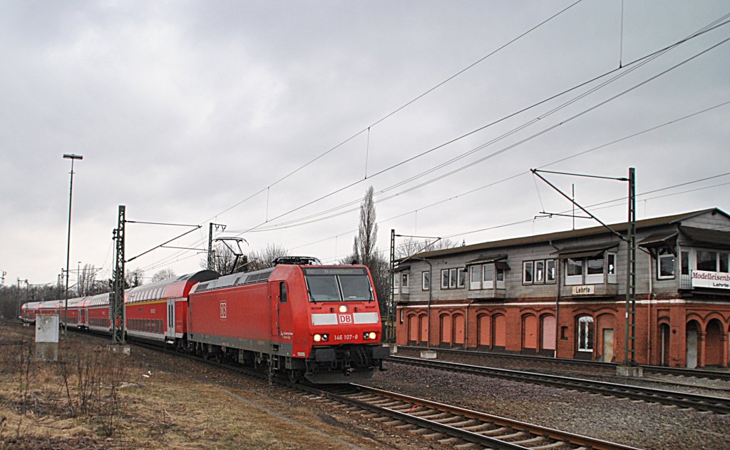 146 107-8, fuhr am 10.03.2011 auf Gleis 11 ein, weil die Fernbahn zwischen Hannover und Lehrte nur einspurig befahr war.