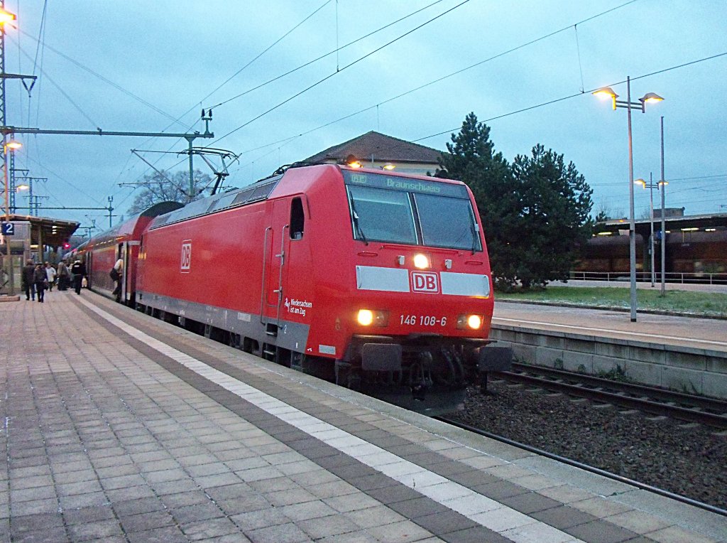 146 108-8, ist mit RE am 29.11.10 in Lehrte nach Braunschweig eingetroffen.