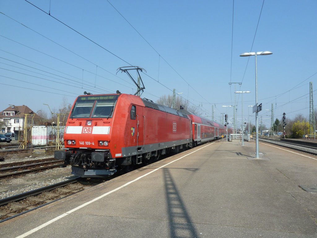 146 109-4 mit einer RB von Neuenburg (Baden) nach Offenburg am 24.03.12 bei der Ausfahrt in Mllheim (Baden).
